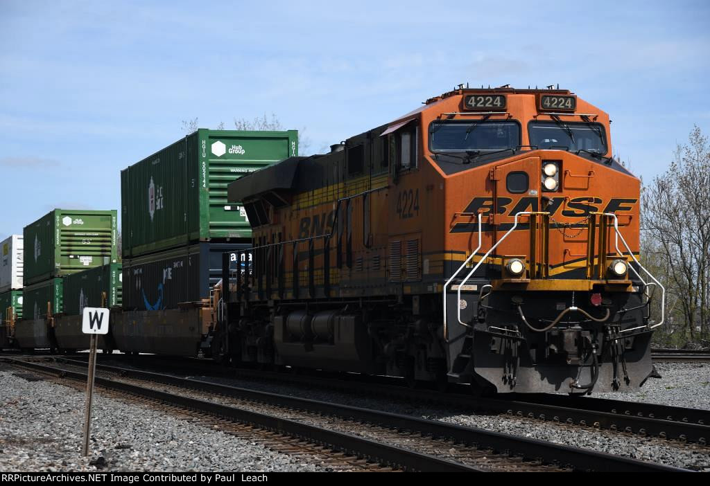 Intermodal rolls south over the diamonds